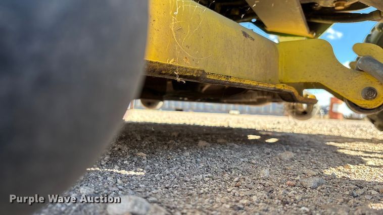 image for item DH8747 2006 John Deere 2305 MFWD tractor