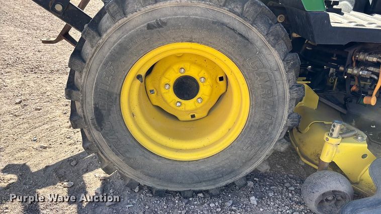 image for item DH8747 2006 John Deere 2305 MFWD tractor