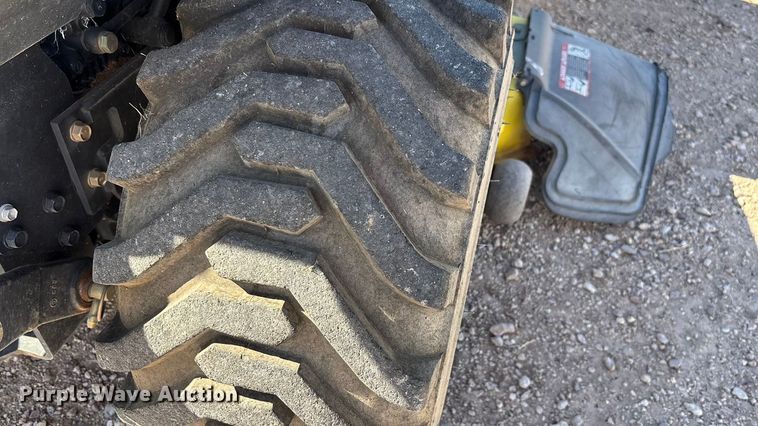 image for item DH8747 2006 John Deere 2305 MFWD tractor