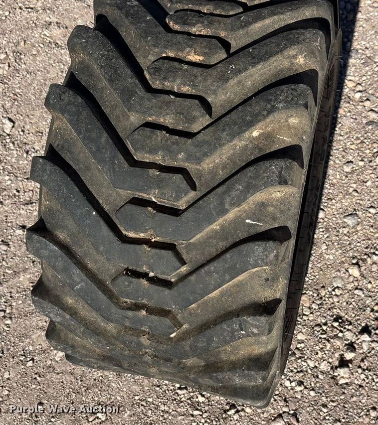 image for item DH8747 2006 John Deere 2305 MFWD tractor