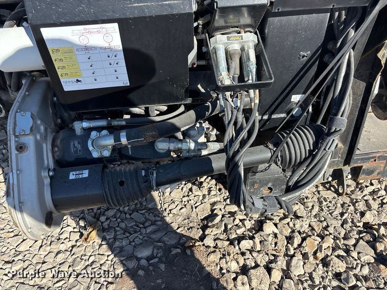 image for item DK0135 2021 MacDon FD140 flex draper head