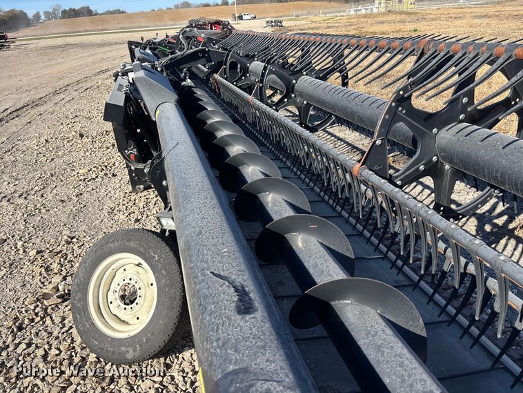 image for item DK0135 2021 MacDon FD140 flex draper head