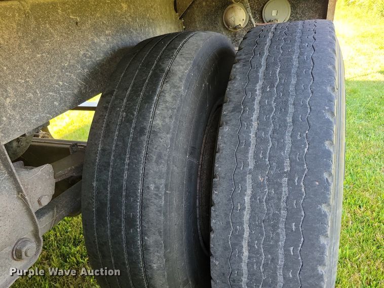 image for item DR4322 1993 Helwood grain trailer