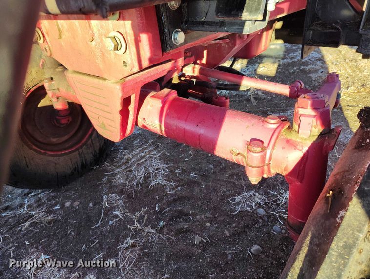 image for item DT0778 1977 International-Harvester Hydro 186 tractor