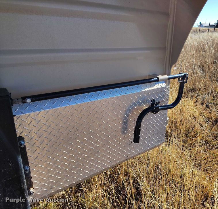 image for item DT0780 2020 Swift Built RMX24-27K livestock trailer