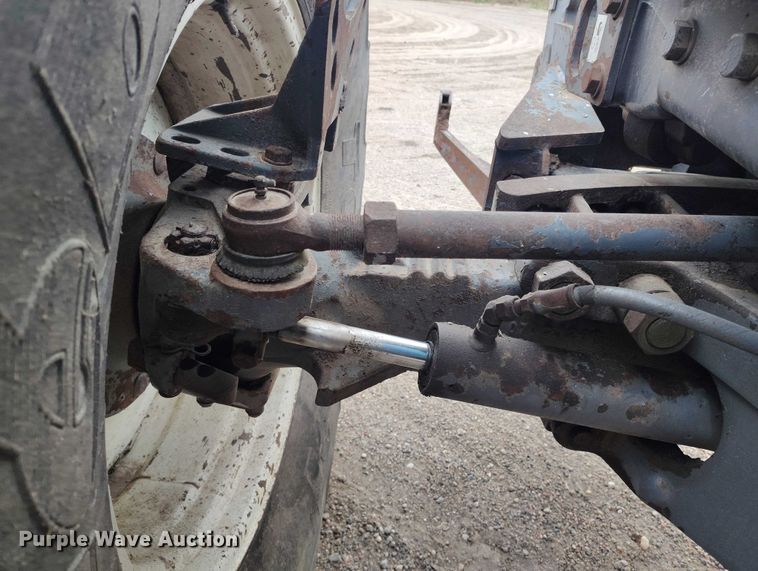 image for item DT0805 1999 New Holland 8770 MFWD tractor