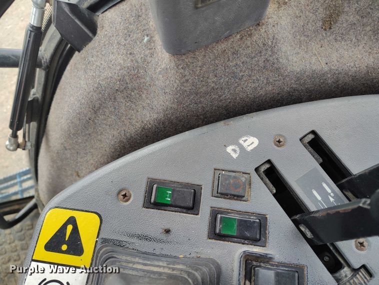 image for item DT0805 1999 New Holland 8770 MFWD tractor