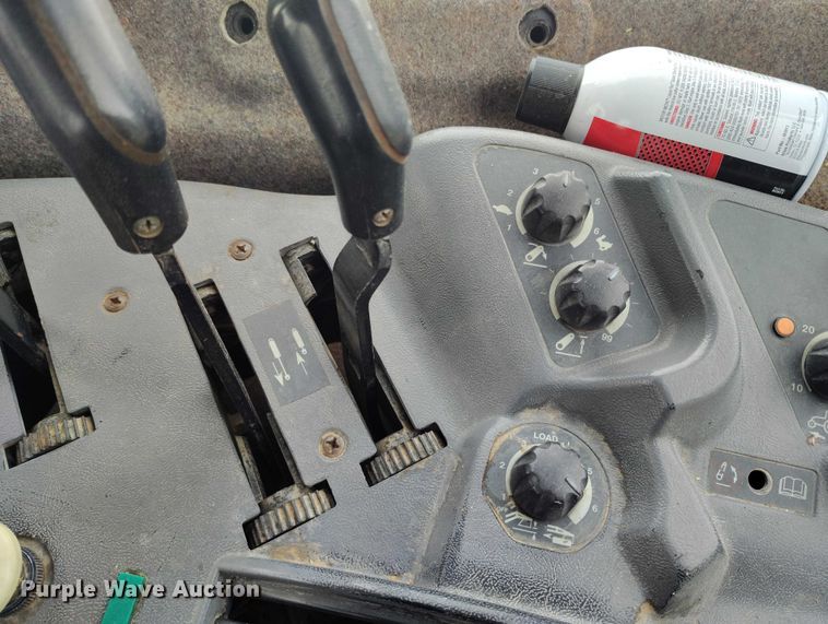 image for item DT0805 1999 New Holland 8770 MFWD tractor