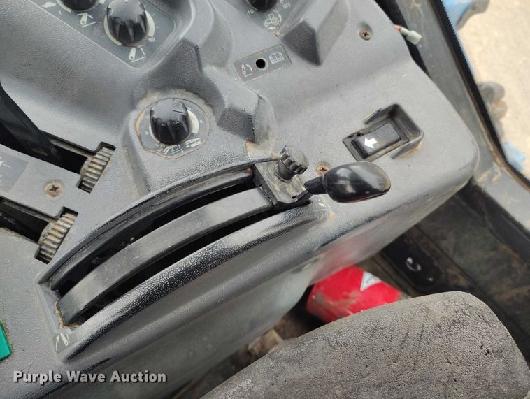 image for item DT0805 1999 New Holland 8770 MFWD tractor