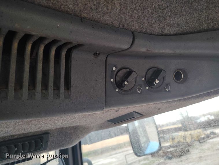 image for item DT0805 1999 New Holland 8770 MFWD tractor