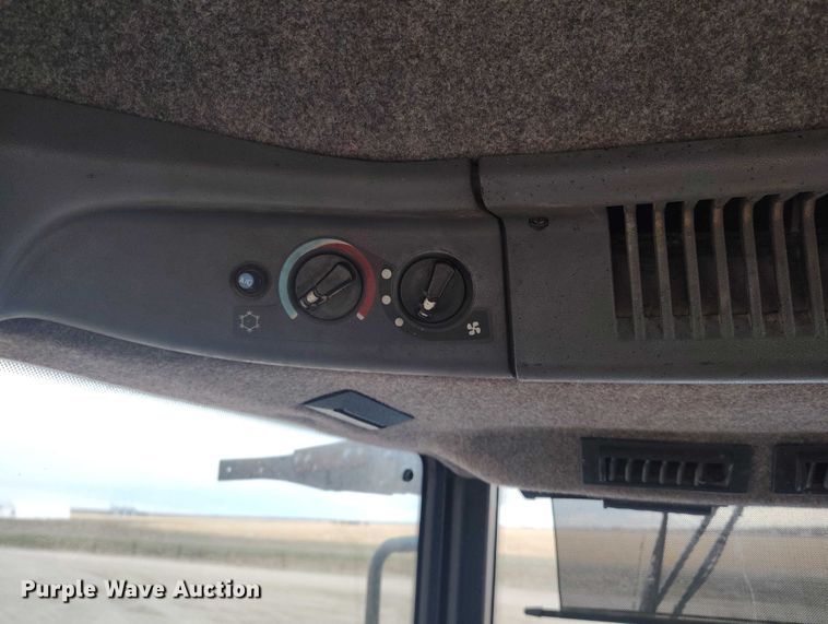 image for item DT0805 1999 New Holland 8770 MFWD tractor