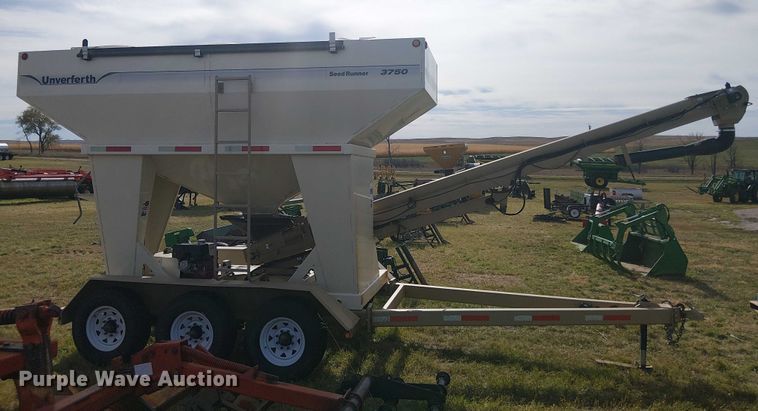 image for item DT4522 Unverferth SeedRunner 3750 seed tender