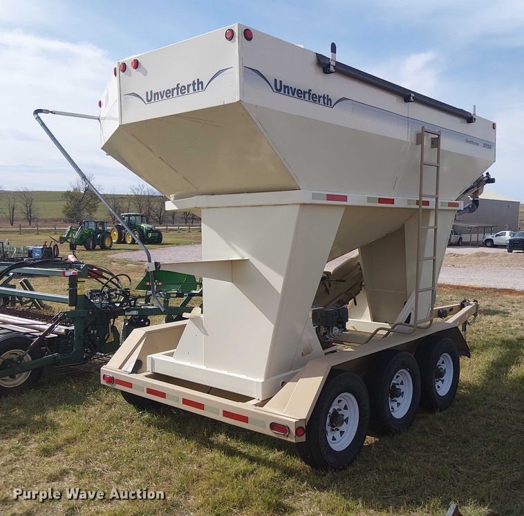 image for item DT4522 Unverferth SeedRunner 3750 seed tender