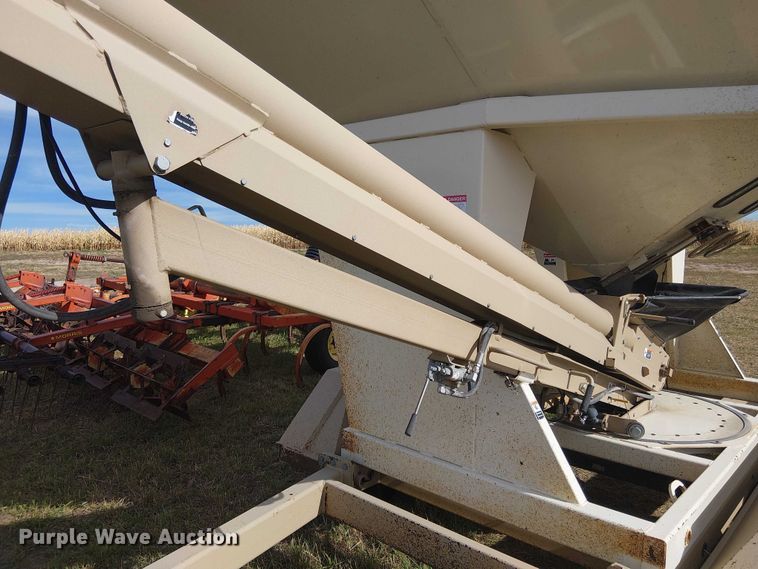 image for item DT4522 Unverferth SeedRunner 3750 seed tender