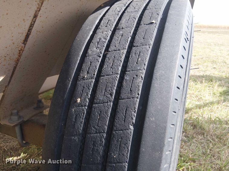 image for item DT4522 Unverferth SeedRunner 3750 seed tender