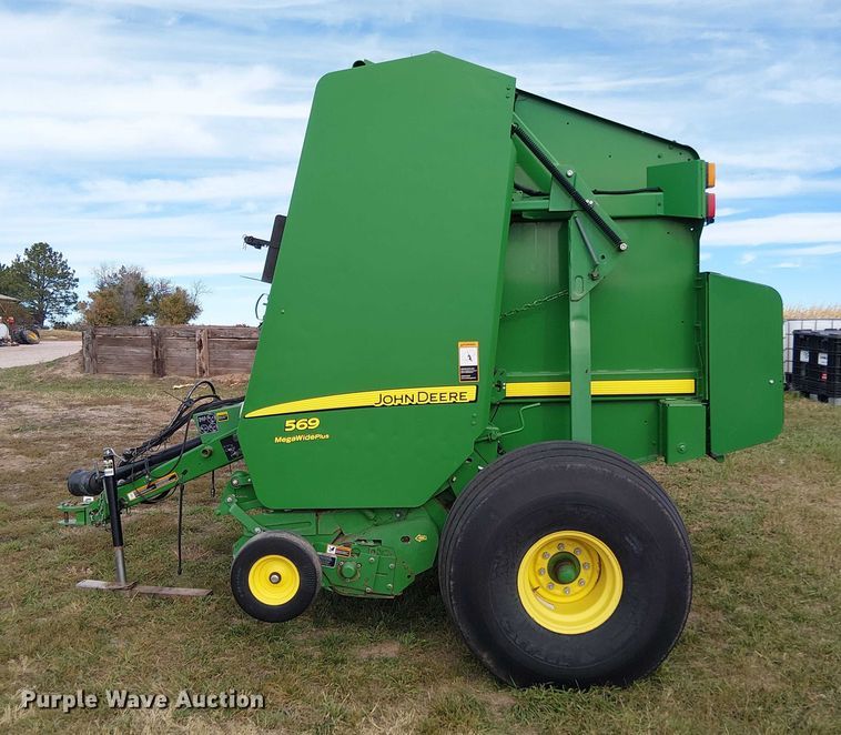 image for item DT4523 2015 John Deere 569 MegaWide Plus round baler