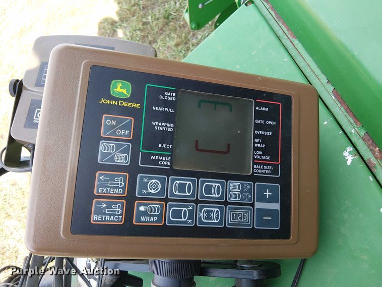 image for item DT4523 2015 John Deere 569 MegaWide Plus round baler