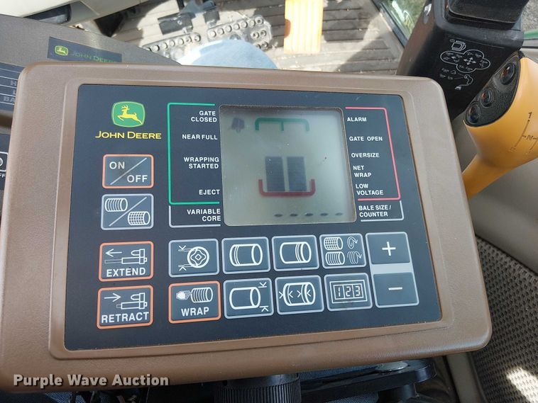 image for item DT4523 2015 John Deere 569 MegaWide Plus round baler