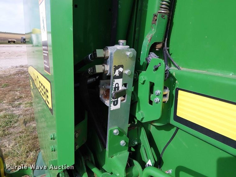 image for item DT4523 2015 John Deere 569 MegaWide Plus round baler