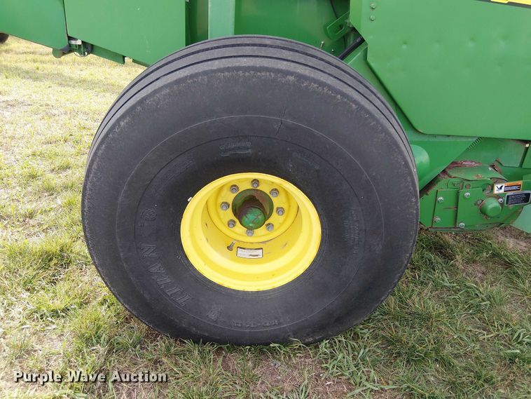image for item DT4523 2015 John Deere 569 MegaWide Plus round baler