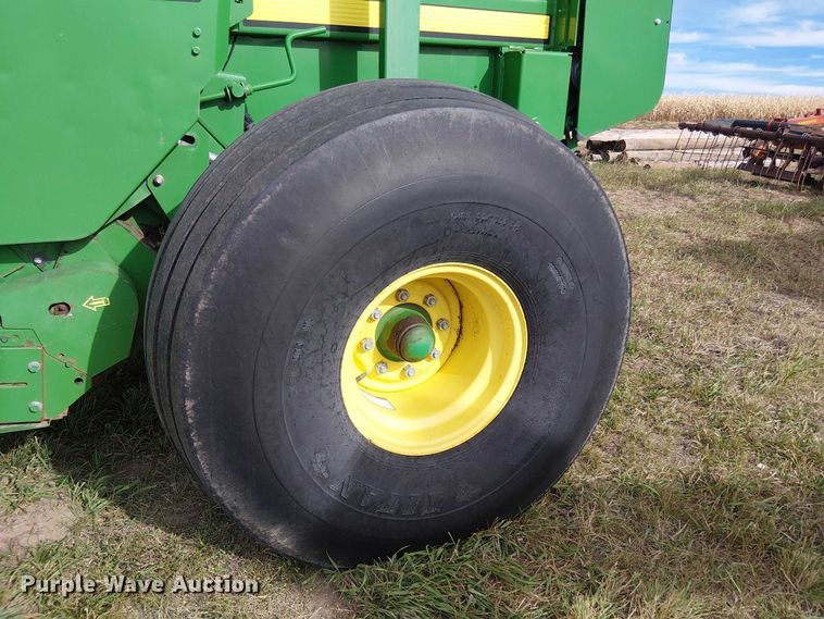 image for item DT4523 2015 John Deere 569 MegaWide Plus round baler