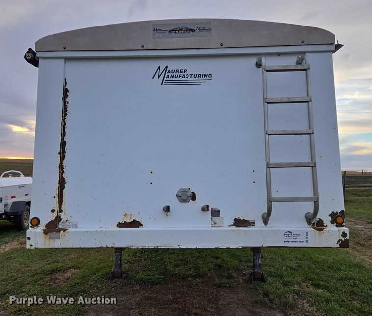 image for item DT4539 2009 Maurer grain trailer