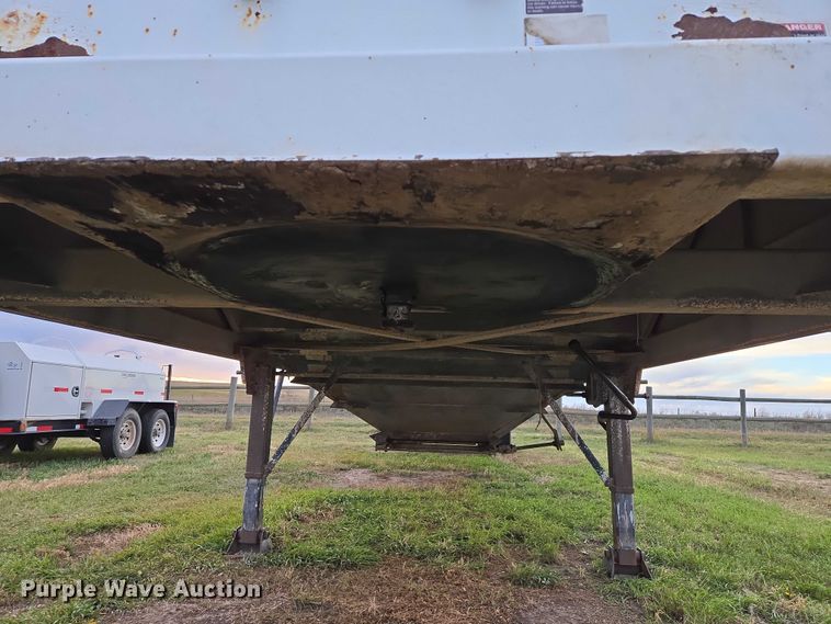 image for item DT4539 2009 Maurer grain trailer