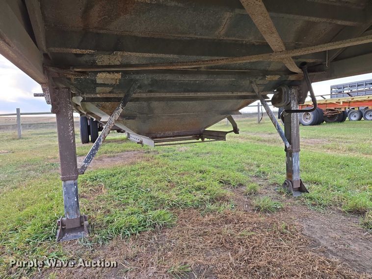 image for item DT4539 2009 Maurer grain trailer