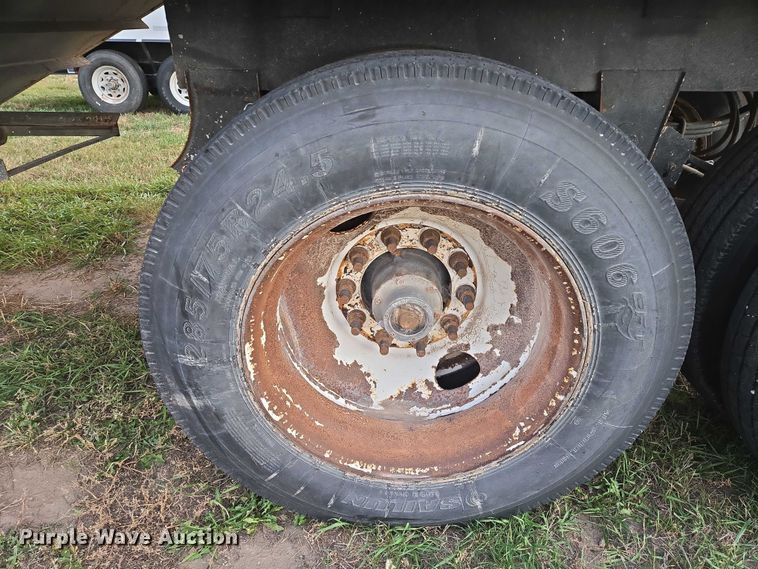 image for item DT4539 2009 Maurer grain trailer