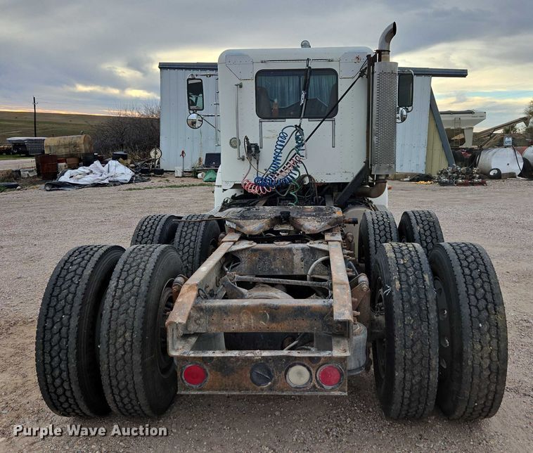 image for item DT4544 2001 Freightliner FLD semi truck