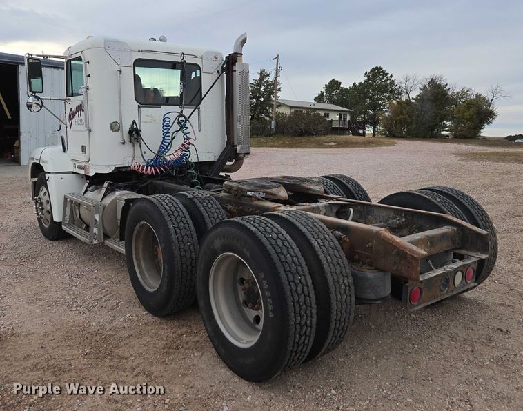 image for item DT4544 2001 Freightliner FLD semi truck