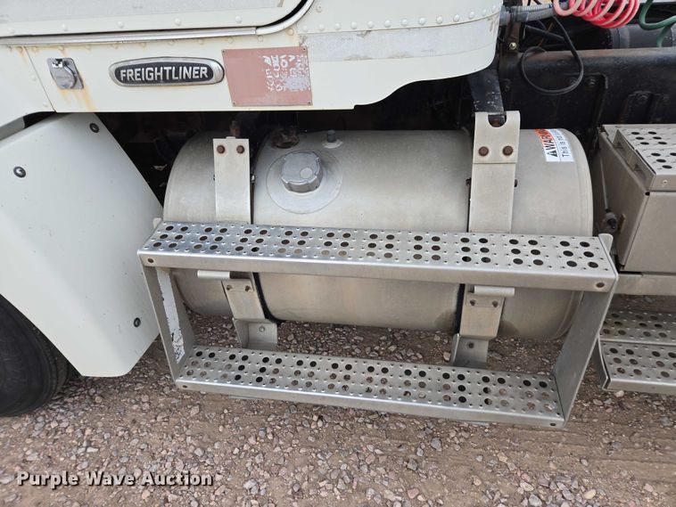 image for item DT4544 2001 Freightliner FLD semi truck