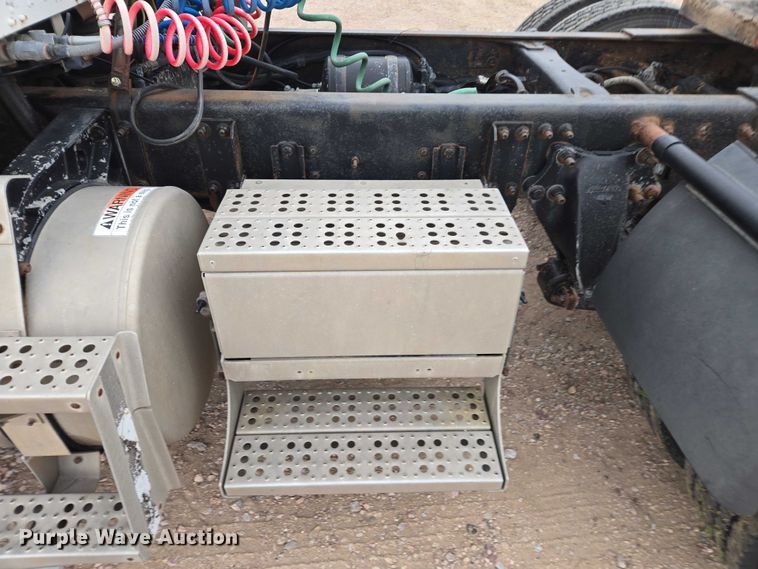 image for item DT4544 2001 Freightliner FLD semi truck