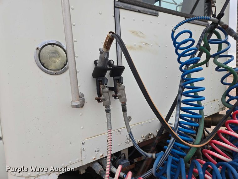 image for item DT4544 2001 Freightliner FLD semi truck