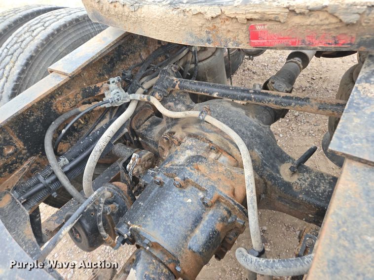 image for item DT4544 2001 Freightliner FLD semi truck