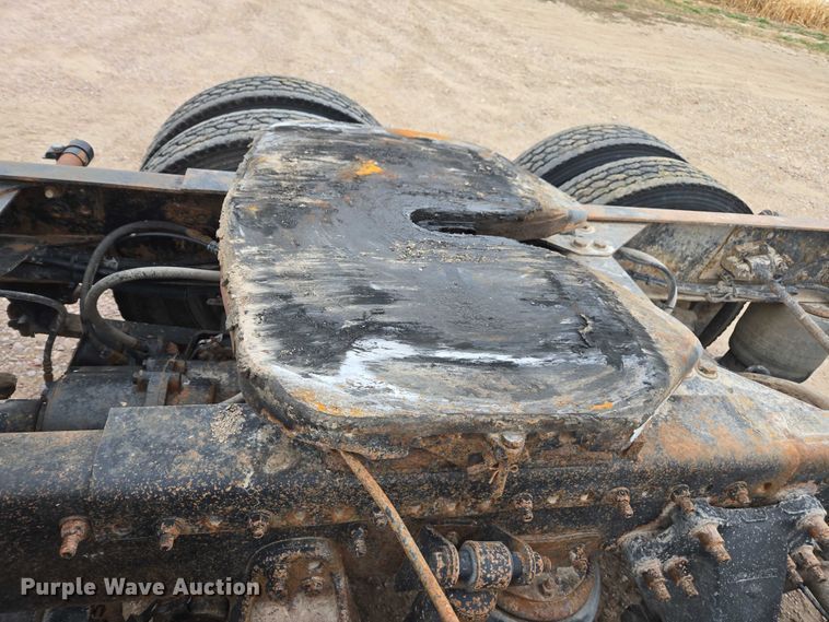 image for item DT4544 2001 Freightliner FLD semi truck