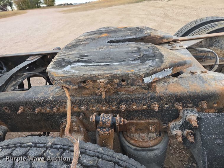 image for item DT4544 2001 Freightliner FLD semi truck