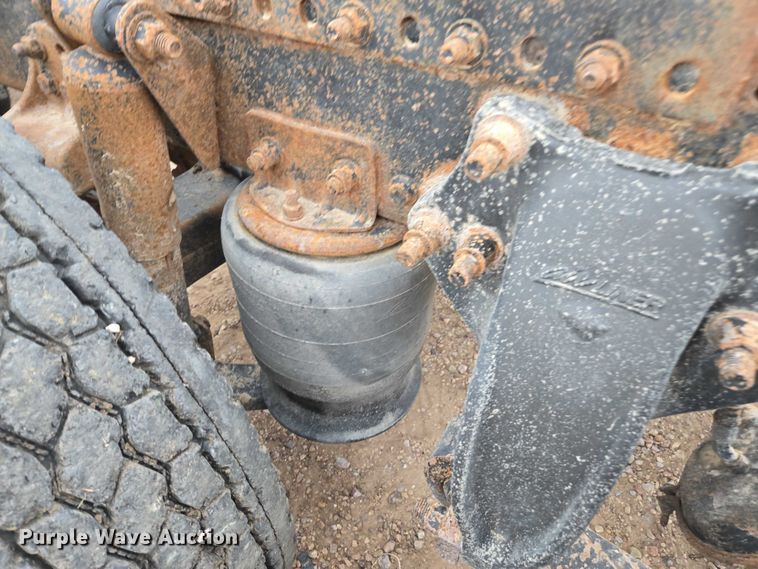 image for item DT4544 2001 Freightliner FLD semi truck