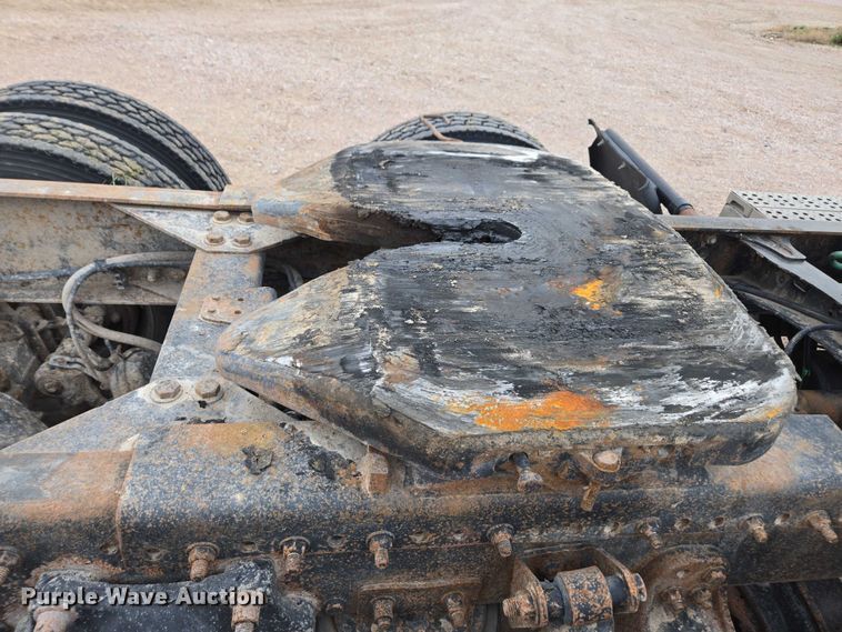 image for item DT4544 2001 Freightliner FLD semi truck