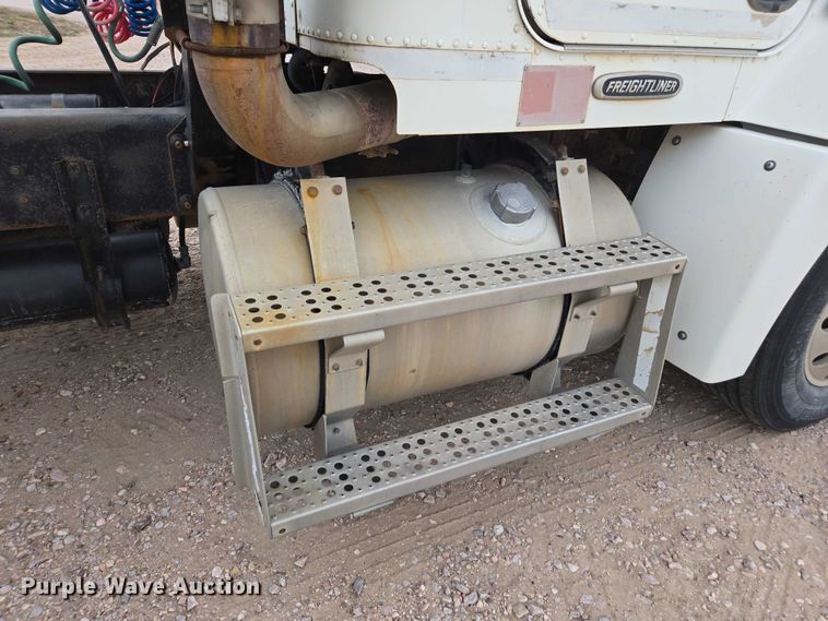 image for item DT4544 2001 Freightliner FLD semi truck