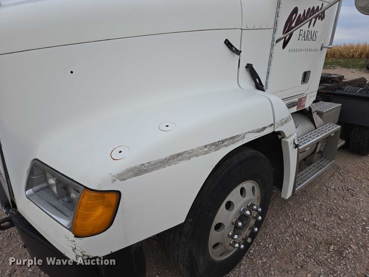 image for item DT4544 2001 Freightliner FLD semi truck