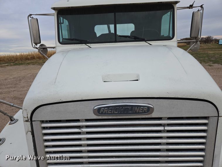 image for item DT4544 2001 Freightliner FLD semi truck