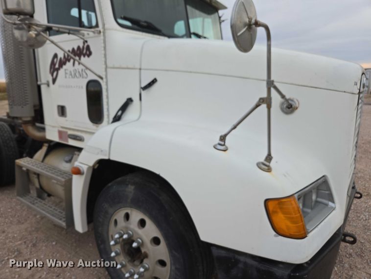 image for item DT4544 2001 Freightliner FLD semi truck