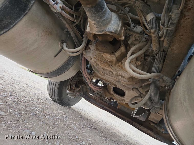 image for item DT4544 2001 Freightliner FLD semi truck