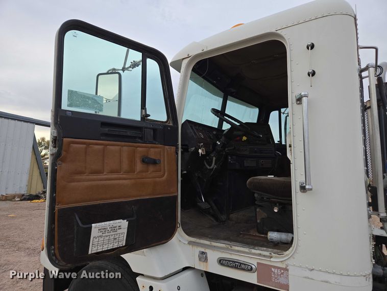 image for item DT4544 2001 Freightliner FLD semi truck