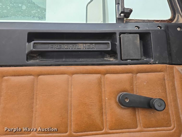 image for item DT4544 2001 Freightliner FLD semi truck