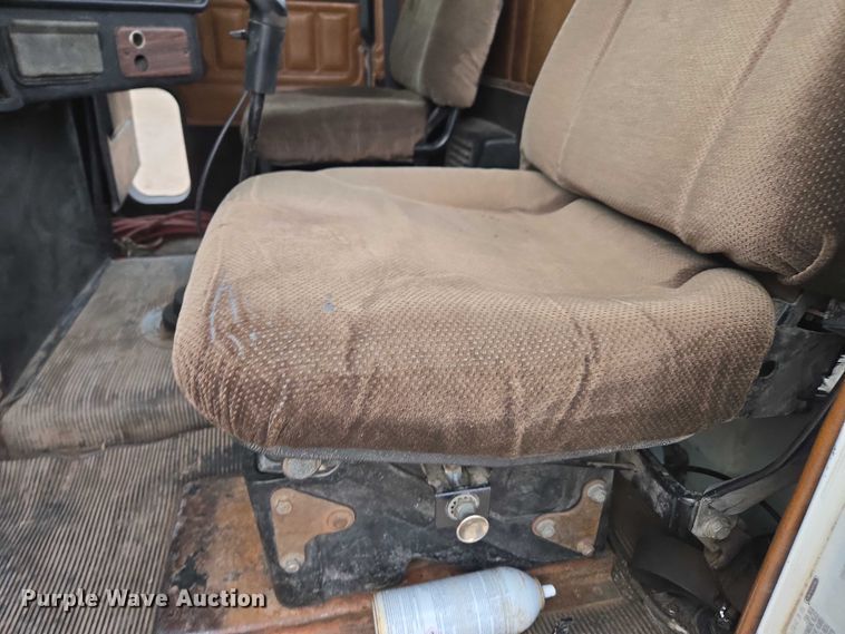 image for item DT4544 2001 Freightliner FLD semi truck