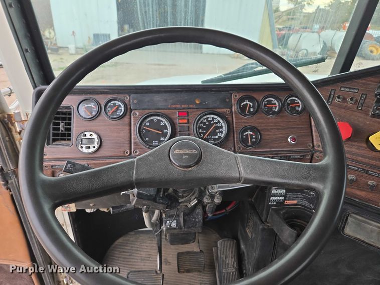 image for item DT4544 2001 Freightliner FLD semi truck