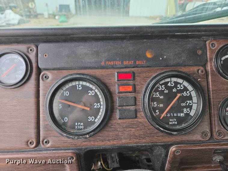 image for item DT4544 2001 Freightliner FLD semi truck