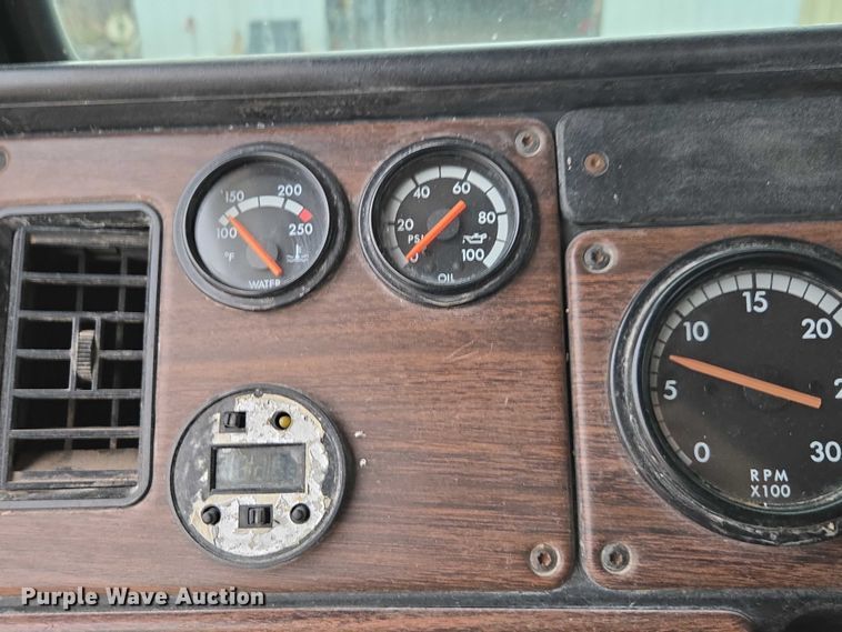 image for item DT4544 2001 Freightliner FLD semi truck